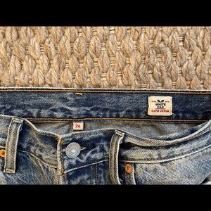 Levi’s wedgie distressed size 26